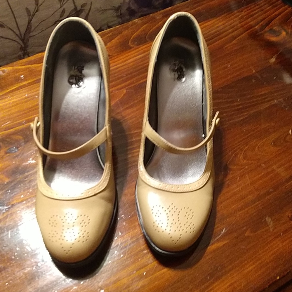 Shoes - Picture 2 of 7